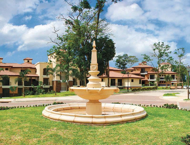Fuente central en la rotonda de acceso a Embassy Club