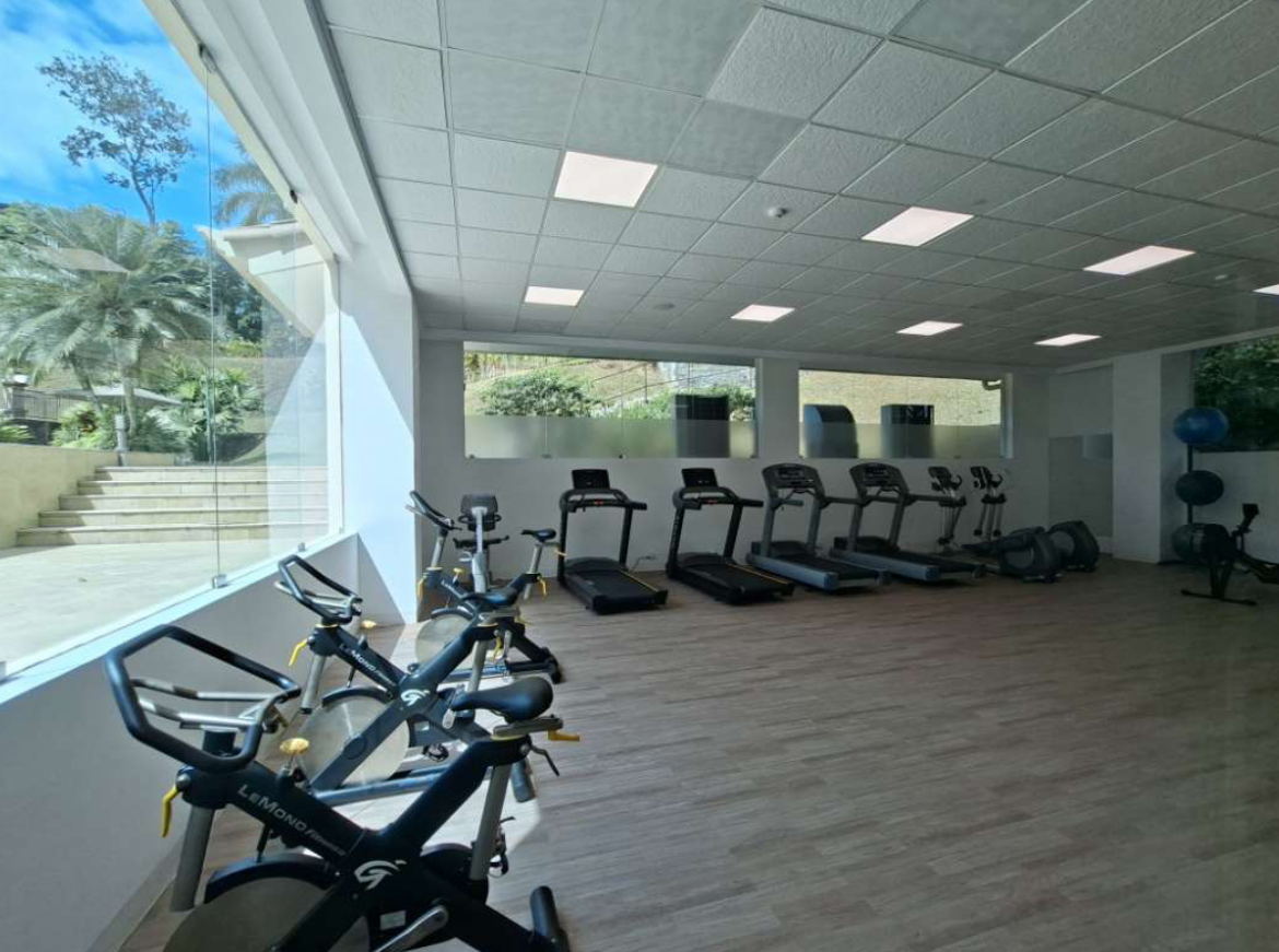 Gimnasio completamente equipado en Embassy Club