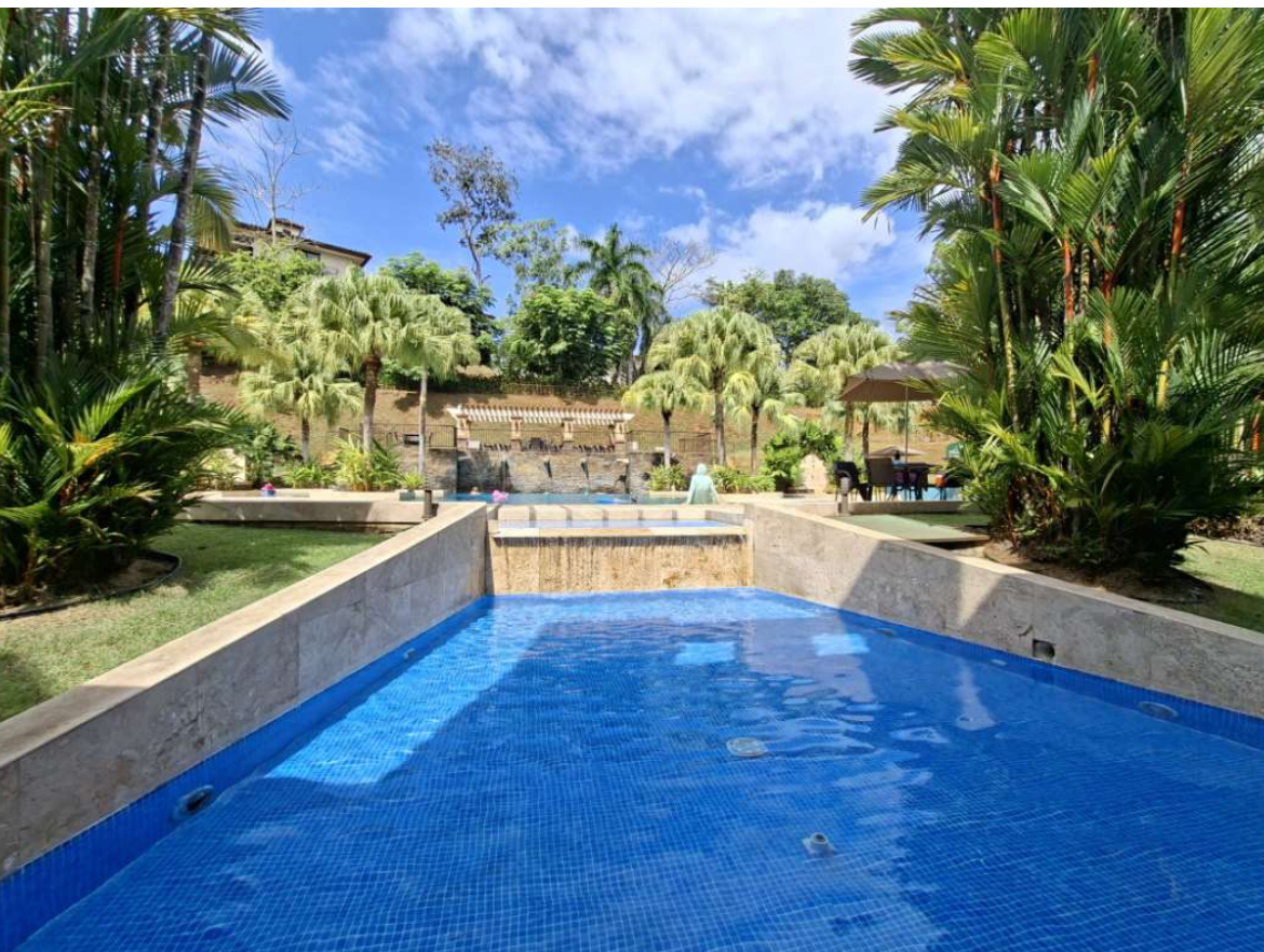 Piscina con cascada en Embassy Club